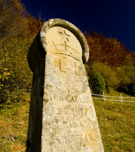 Stèle au Champ des brûlés de Montségur, Ariège